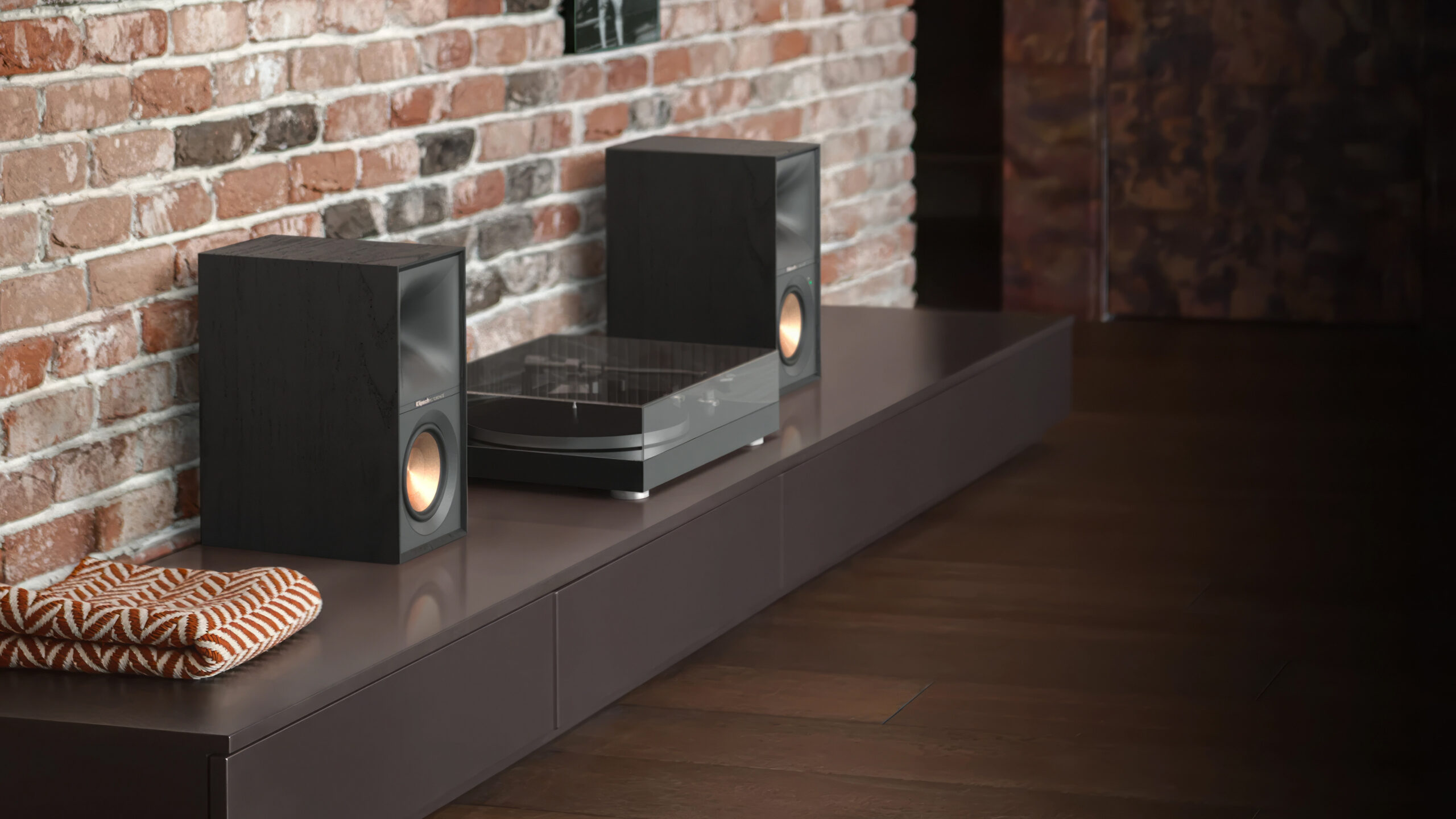 R-40PM og R-50PM: Aktive Klipsch-høyttalere 3 Klipsch R-50PM-lifestyle