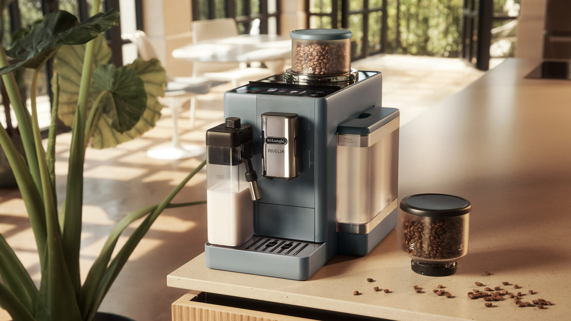 Kaffemaskin med utskiftbare bønneholdere