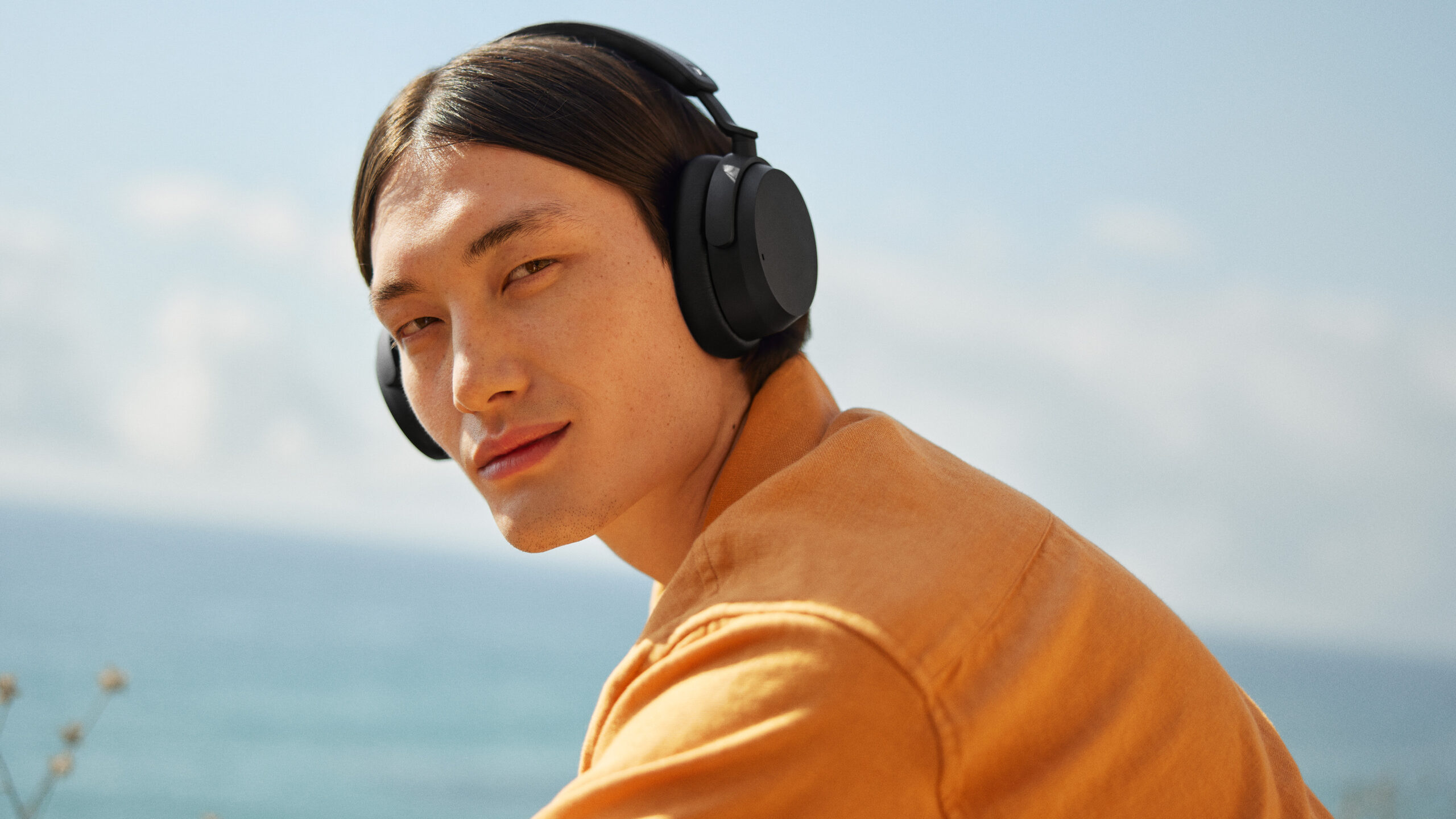 Sennheiser ACCENTUM_Wireless_Black_Male_Lifestyle_Image_Outdoor_Beach