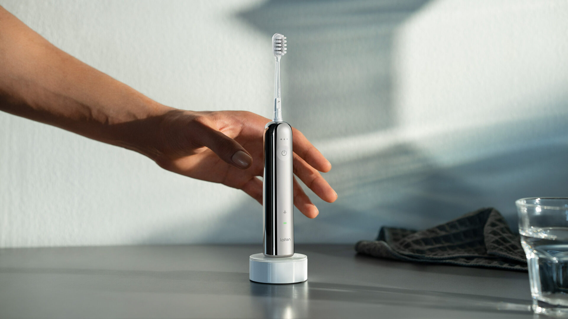 Elektrisk tannbørste som svinger og vibrerer