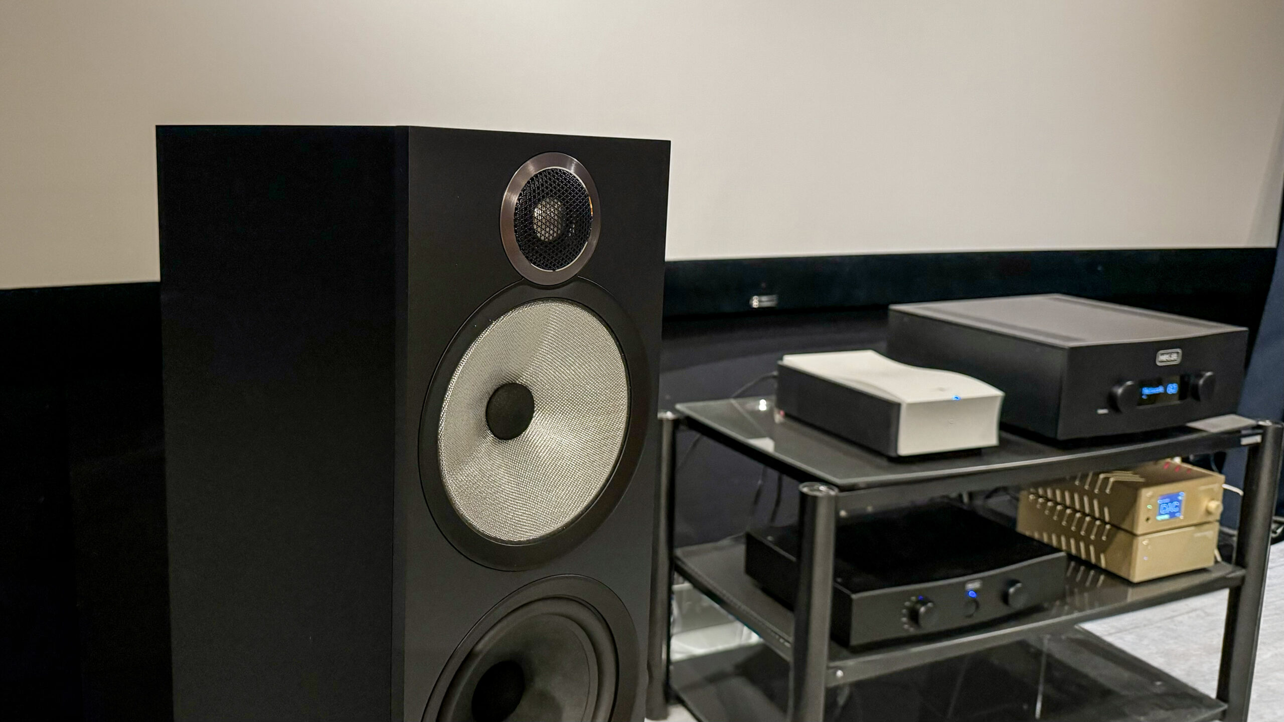 Bowers & Wilkins 603 S3 system