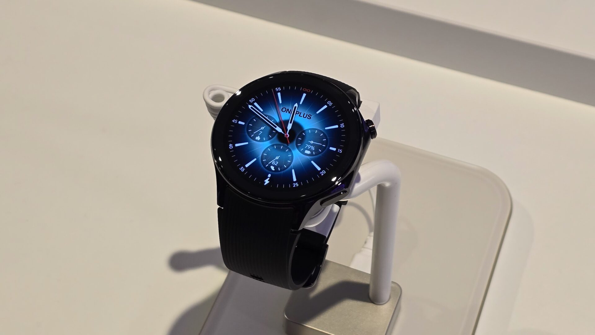 MWC 2024: OnePlus lanserer smartklokke med Google Wear OS 4.0