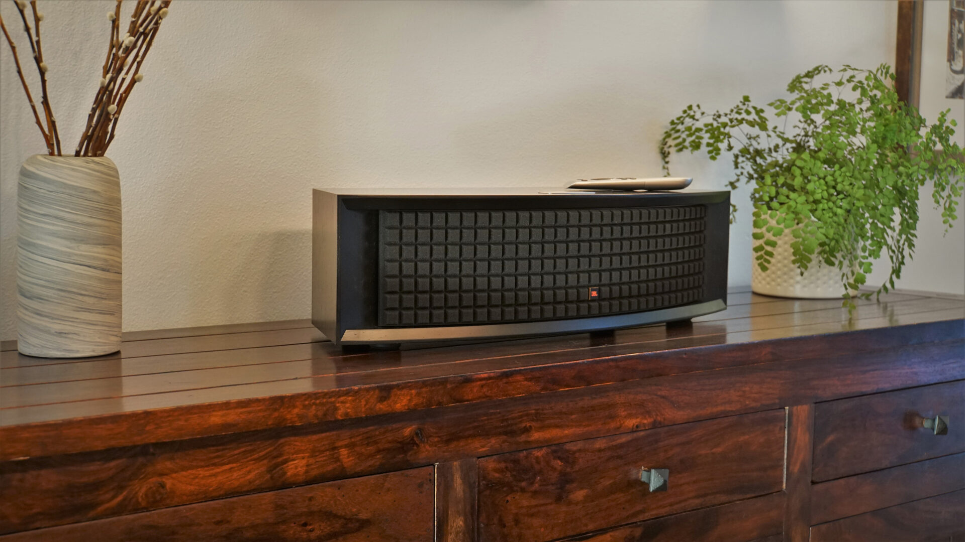 JBL L42ms: elegante altoparlante da tavolo