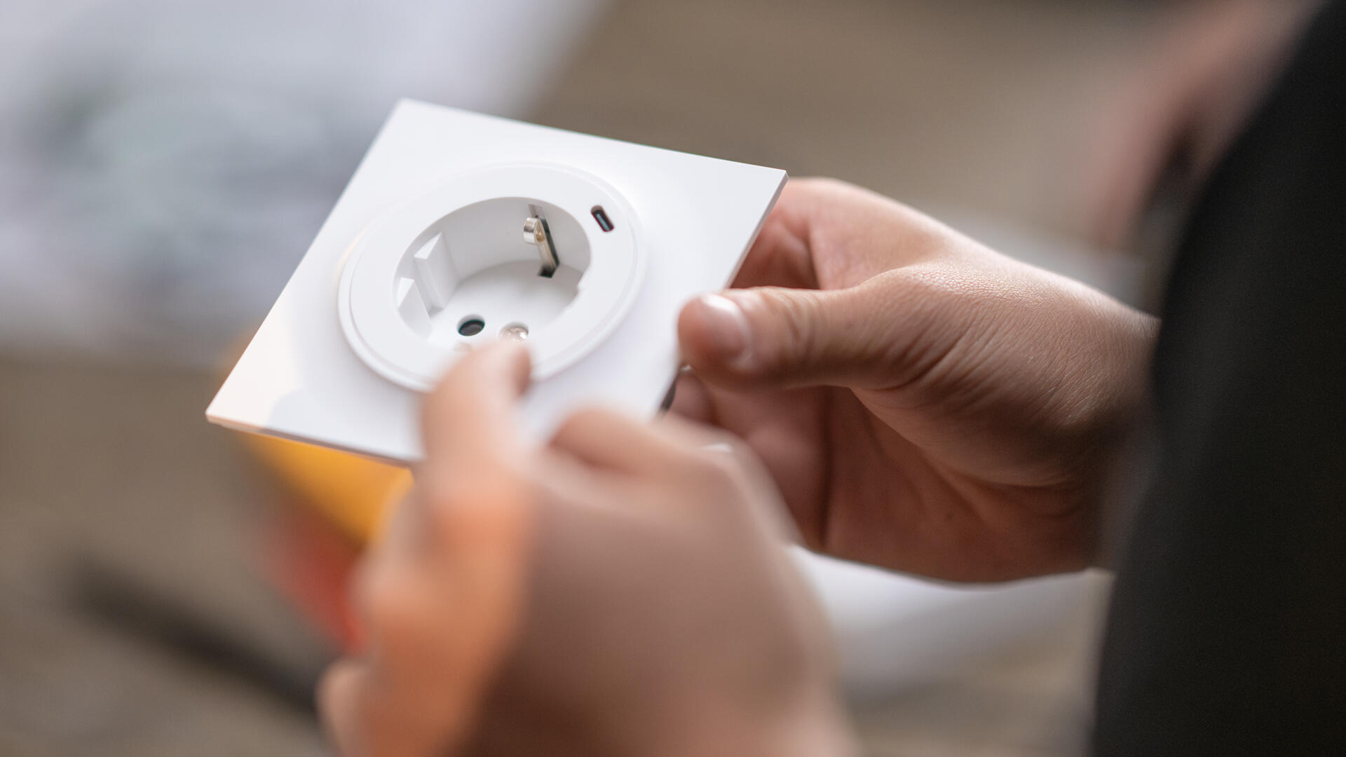 ELKO One: Elektro-produkter med mykere design 1 Eko One Enkel-stikk