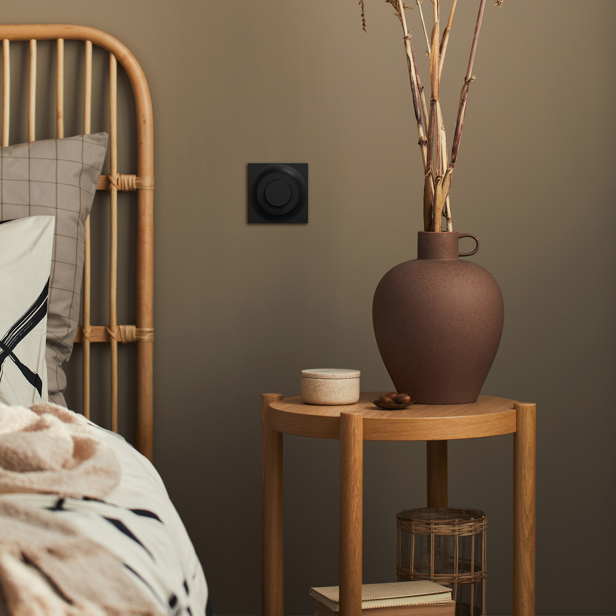 ELKO One: Elektro-produkter med mykere design 2 elko_ELKO One soverom med dimmer sort