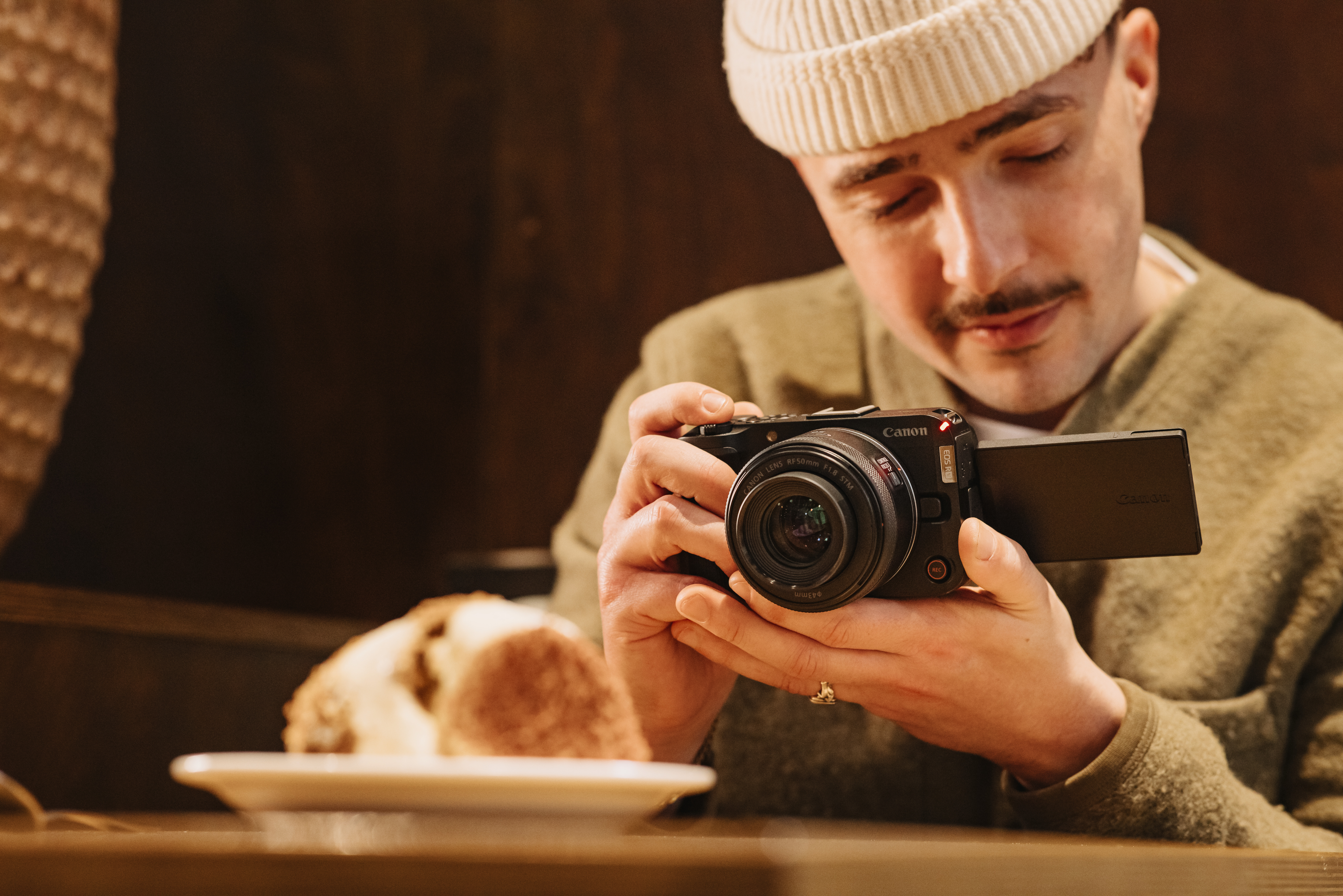 Canon EOS R50 V med V for video
