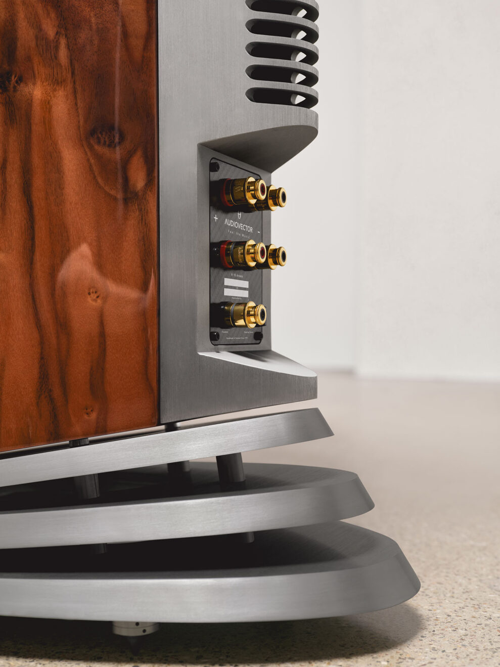 Audiovector R 10 Arreté lansert 3 Audiovector R 10 Arreté lansert 3
