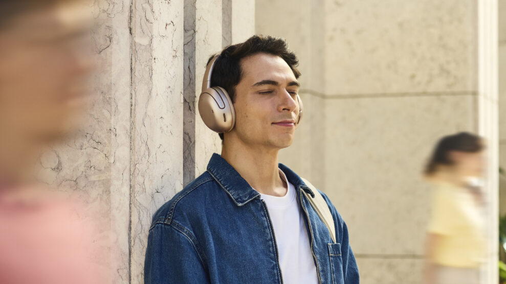 JBL Tour One M3 1 JBL_Tour One M3_Lifestyle 2