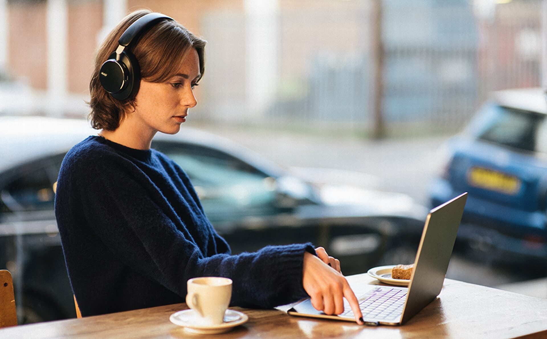 AKG_N9_White_Lifestyle_Image_ANC