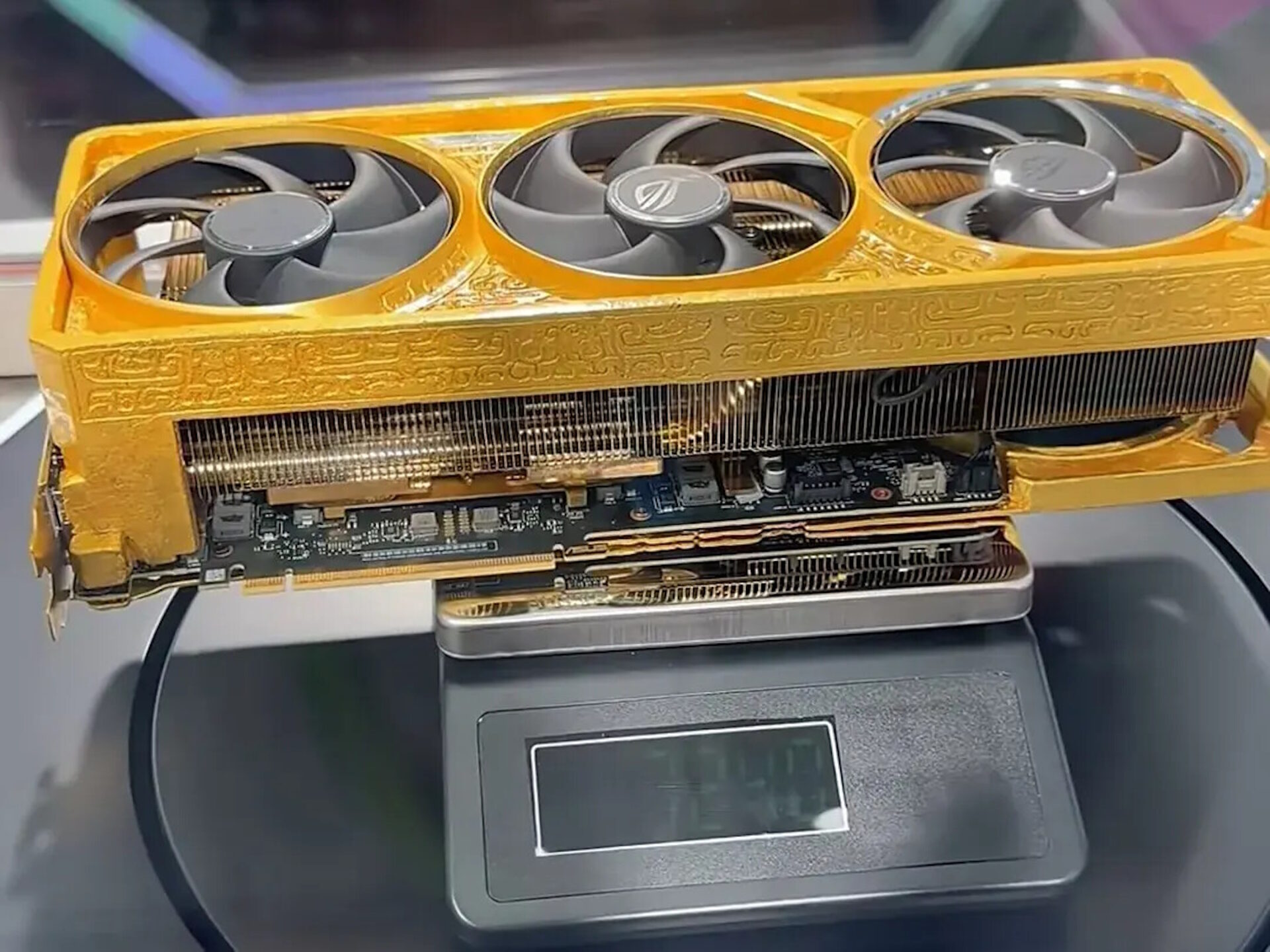 Asus viser frem sinnsykt grafikkort i gull