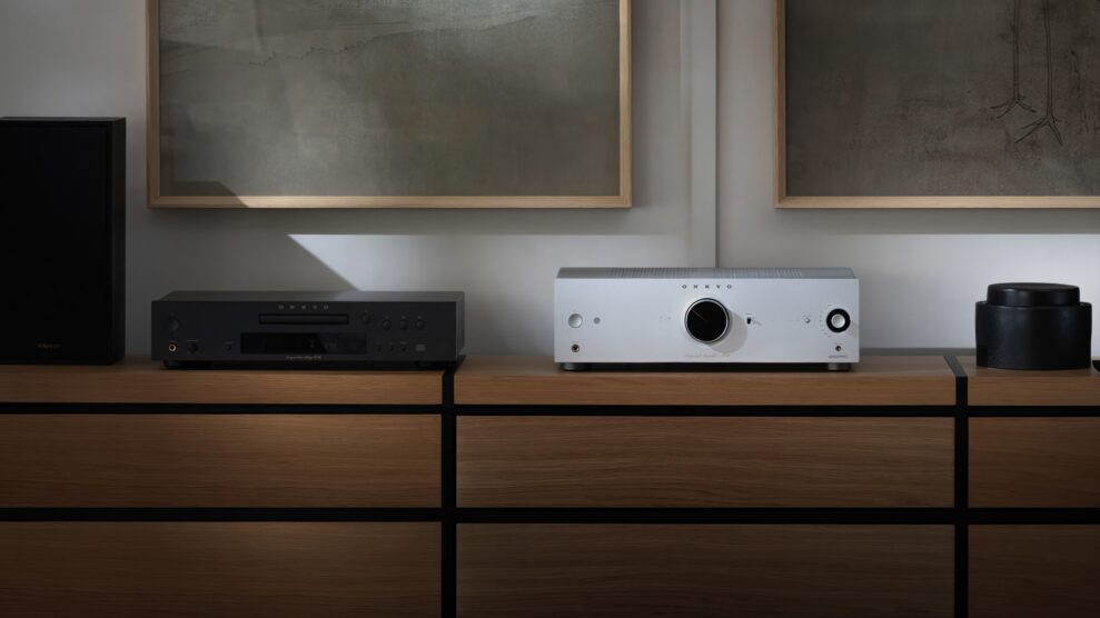 Onkyo C-30 gir nytt liv til CD-samlingen 1 Onkyo-C-30-CD-Player & A-50 amp lifestyle
