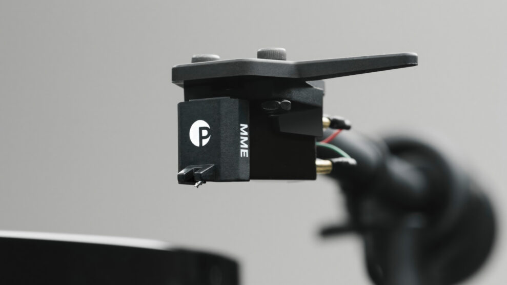Pro-Ject E1.2 platespiller: - Enkelt er det beste 3 Pick-it-MM-E-lifestyle-1.jpg