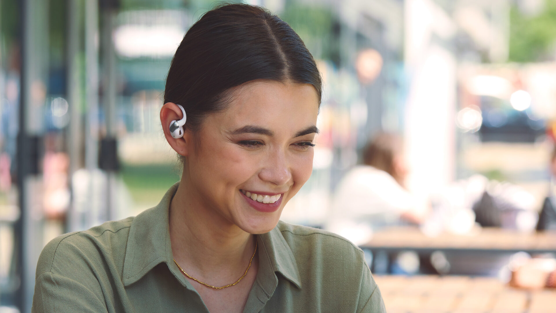 JBL Sense Pro og Soundgear Clips: Hør musikken uten å stenge verden ute