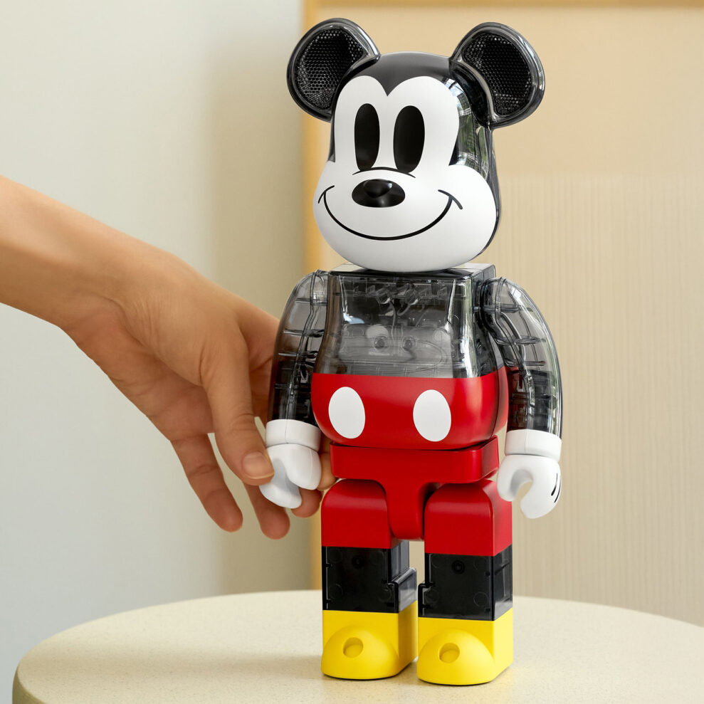 Mikke Mus-løsning fra Bearbrick 3 Bearbrick Audio Portrait_hand