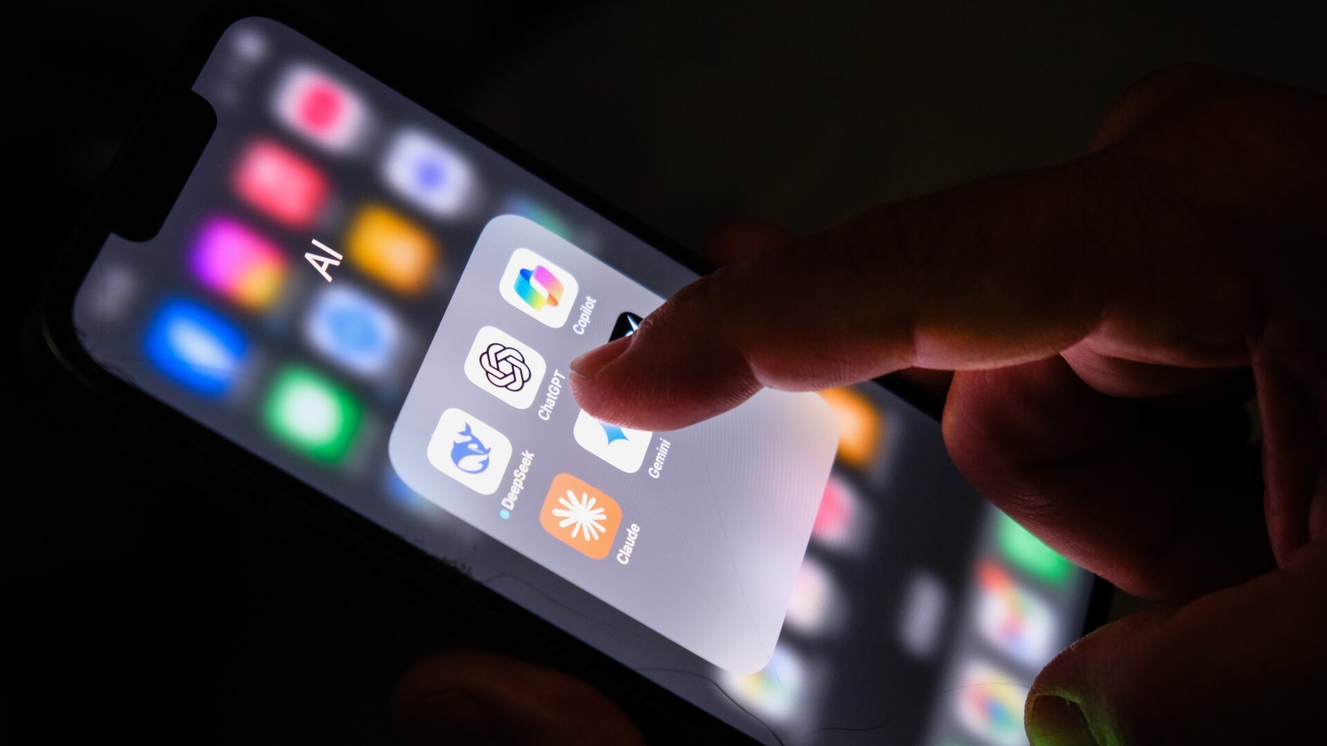 Lekket chat viser at brukere ba ChatGPT om alt fra juks til «skittent» arbeid