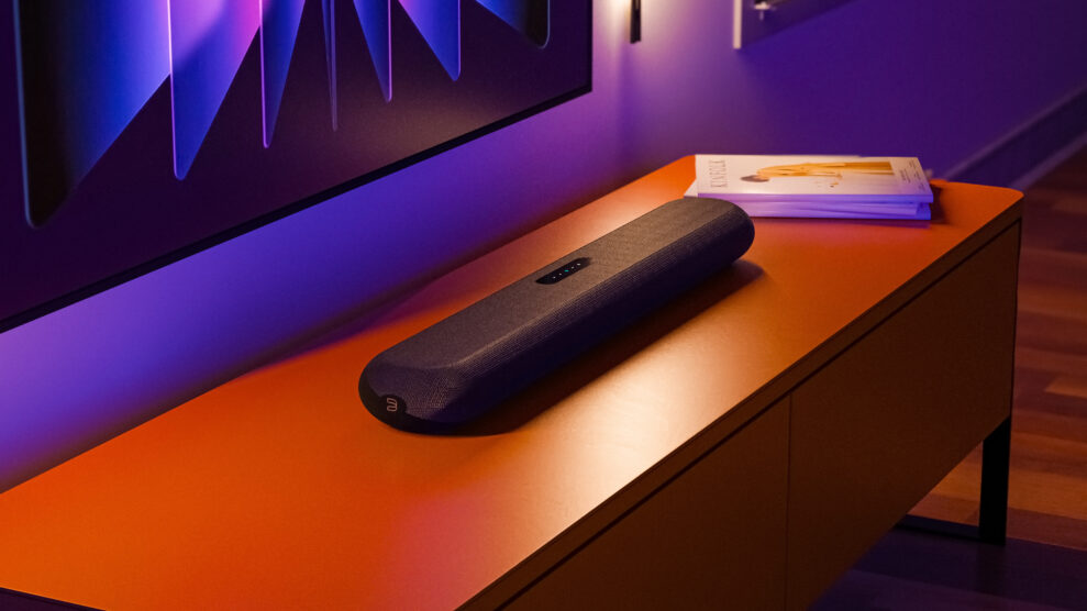 Pulse Cinema: Endelig to nye lydplanker fra Bluesound 2 PULSE CINEMA MINI Lifestyle on credenza night