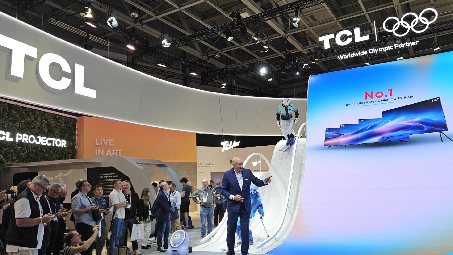 IFA 2025: TCL klar for vinter-OL med kjempestore TV-er – og surroundlyd