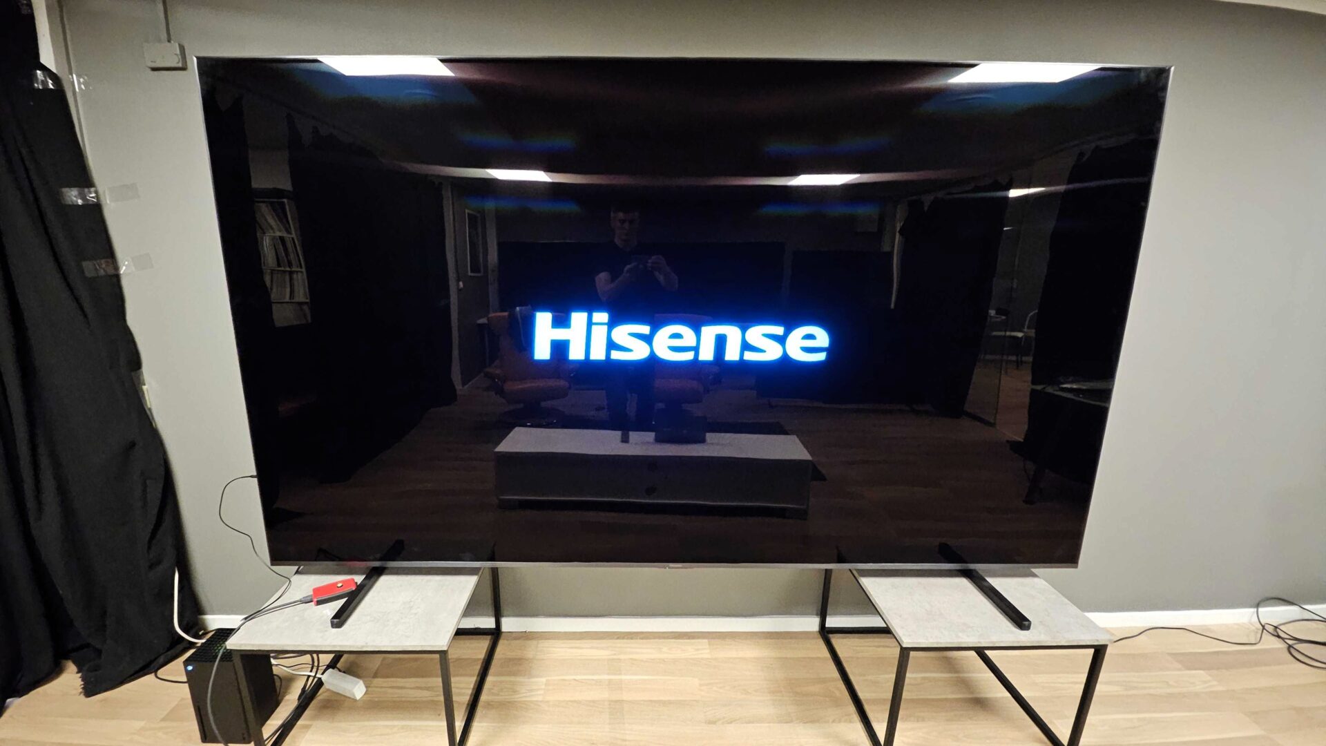 Hisense 116UXQ 2