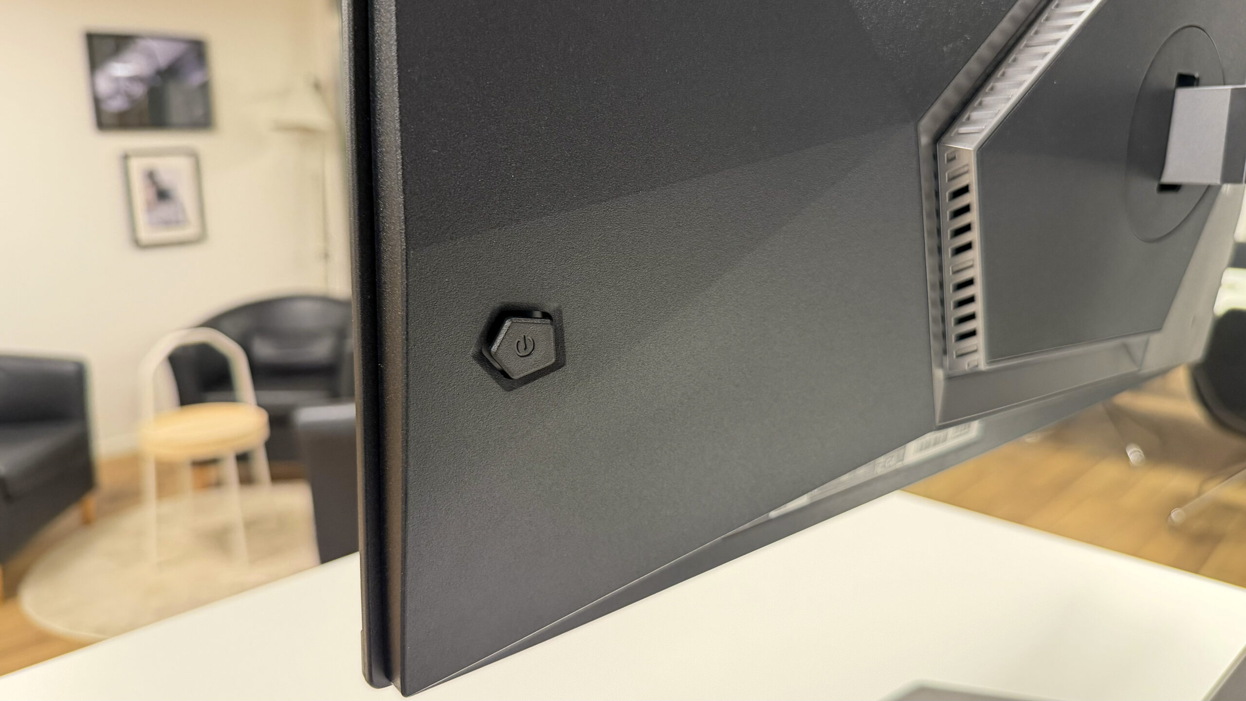 AOC AG276UZD - powerbutton - geirnordby