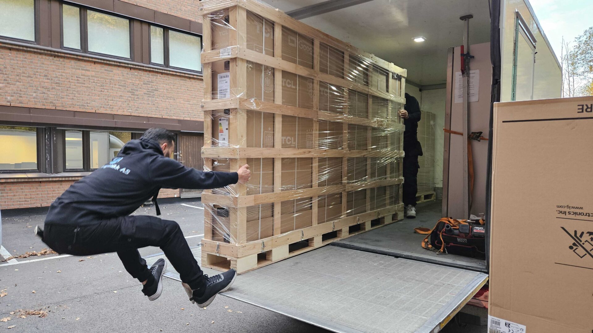 Nå på testbenken: TCL 115C7K og 98MQLED75K