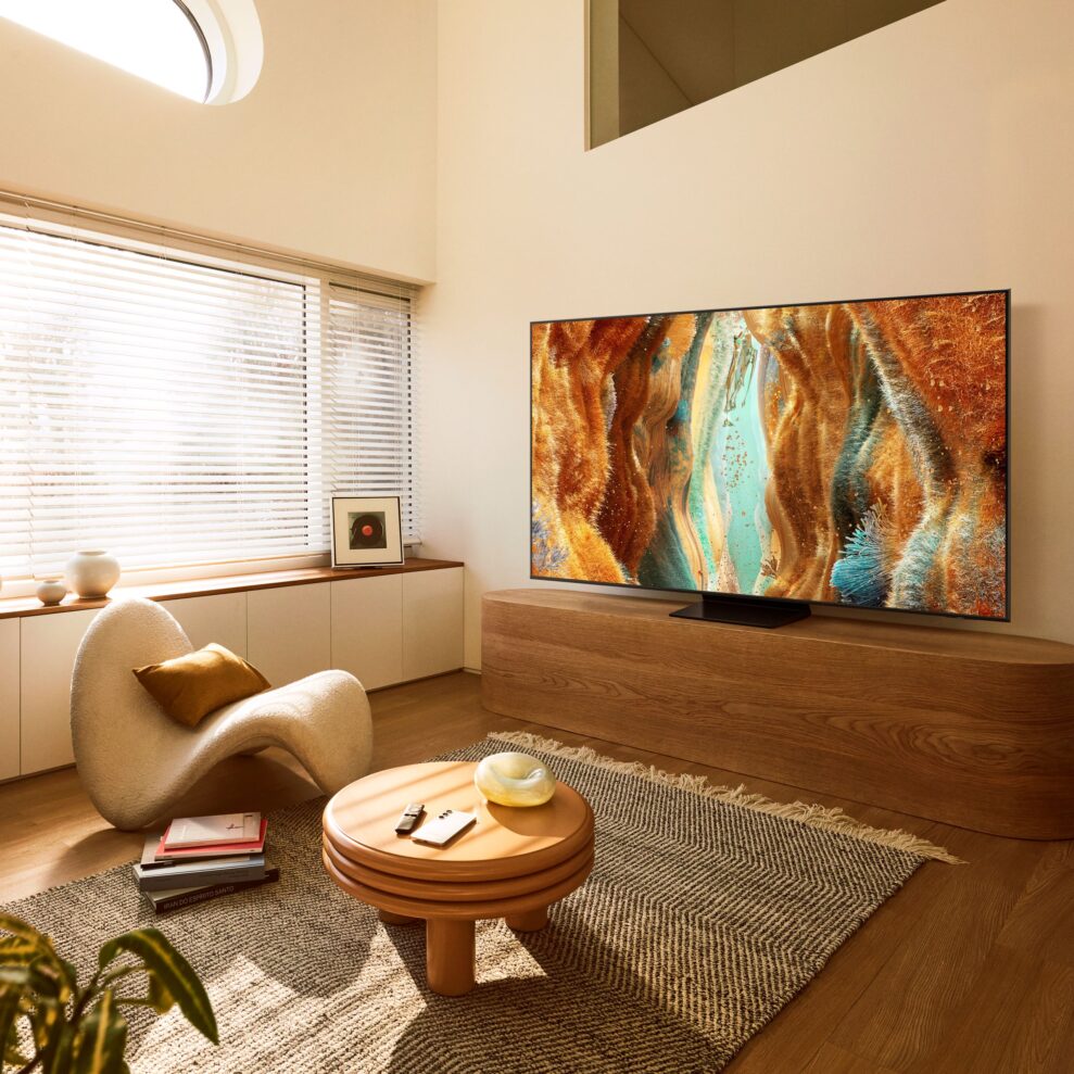 QN70F_PERS_STAND_BeautyShot_21654 1 R2