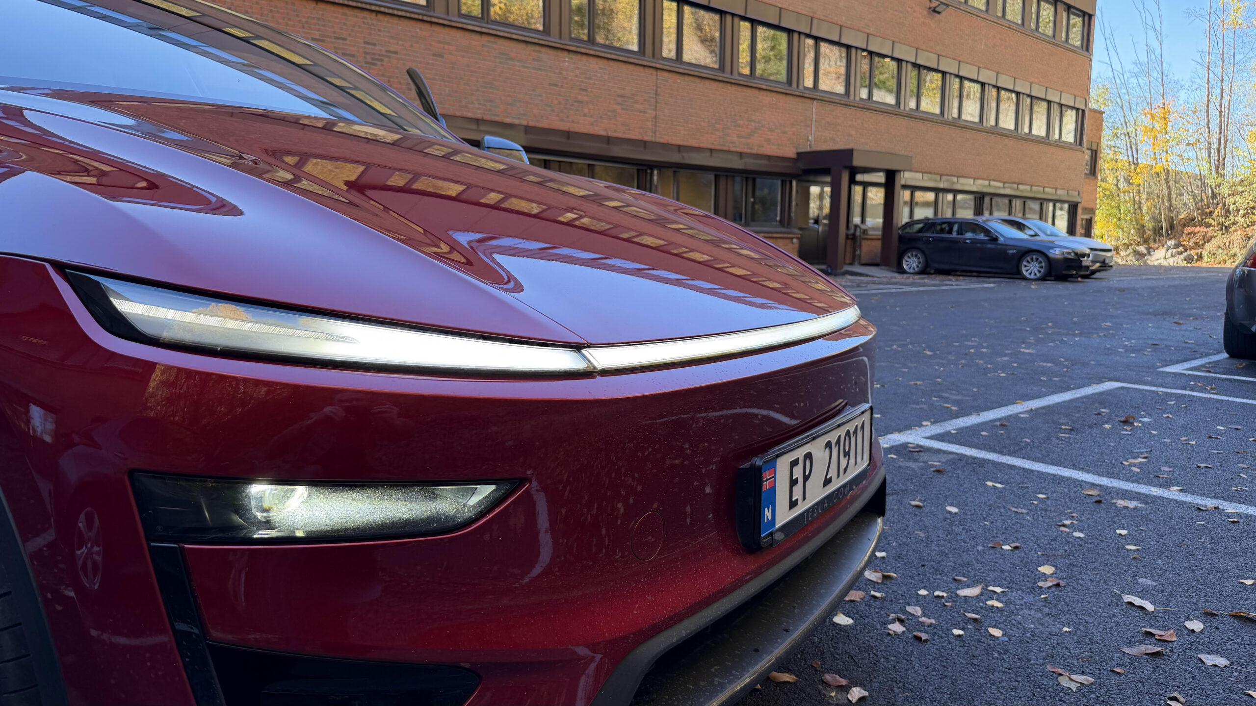 Kommer endelig CarPlay til Tesla? 1 Tesla Model Y Performance 2025 frontlights