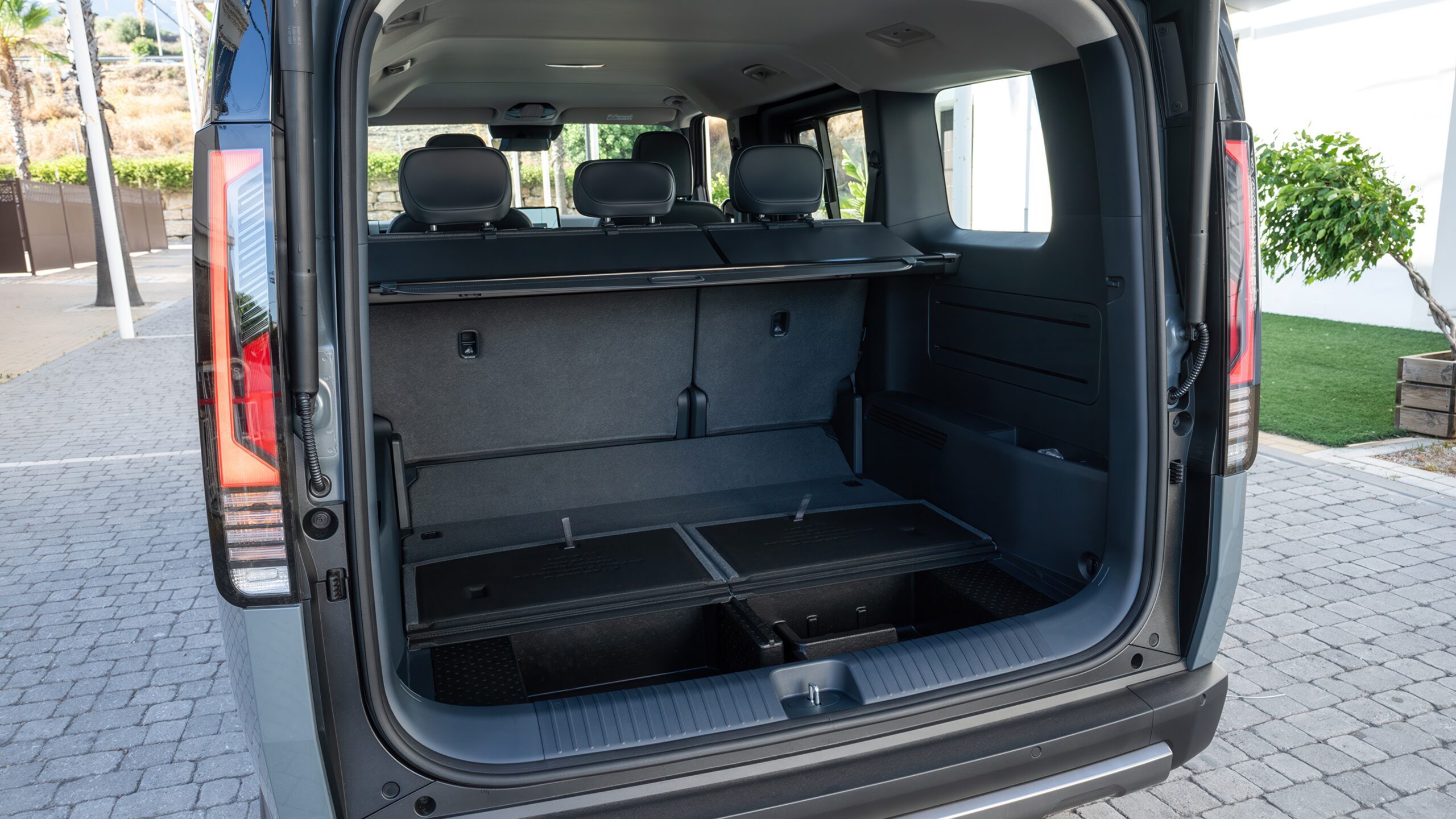 kia-pv5-passenger-lake-house-grey-interior-digital-1920x1080-022