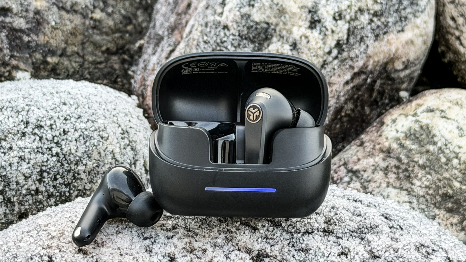JLab-JBuds-Pods-SPREAD GeirNordby