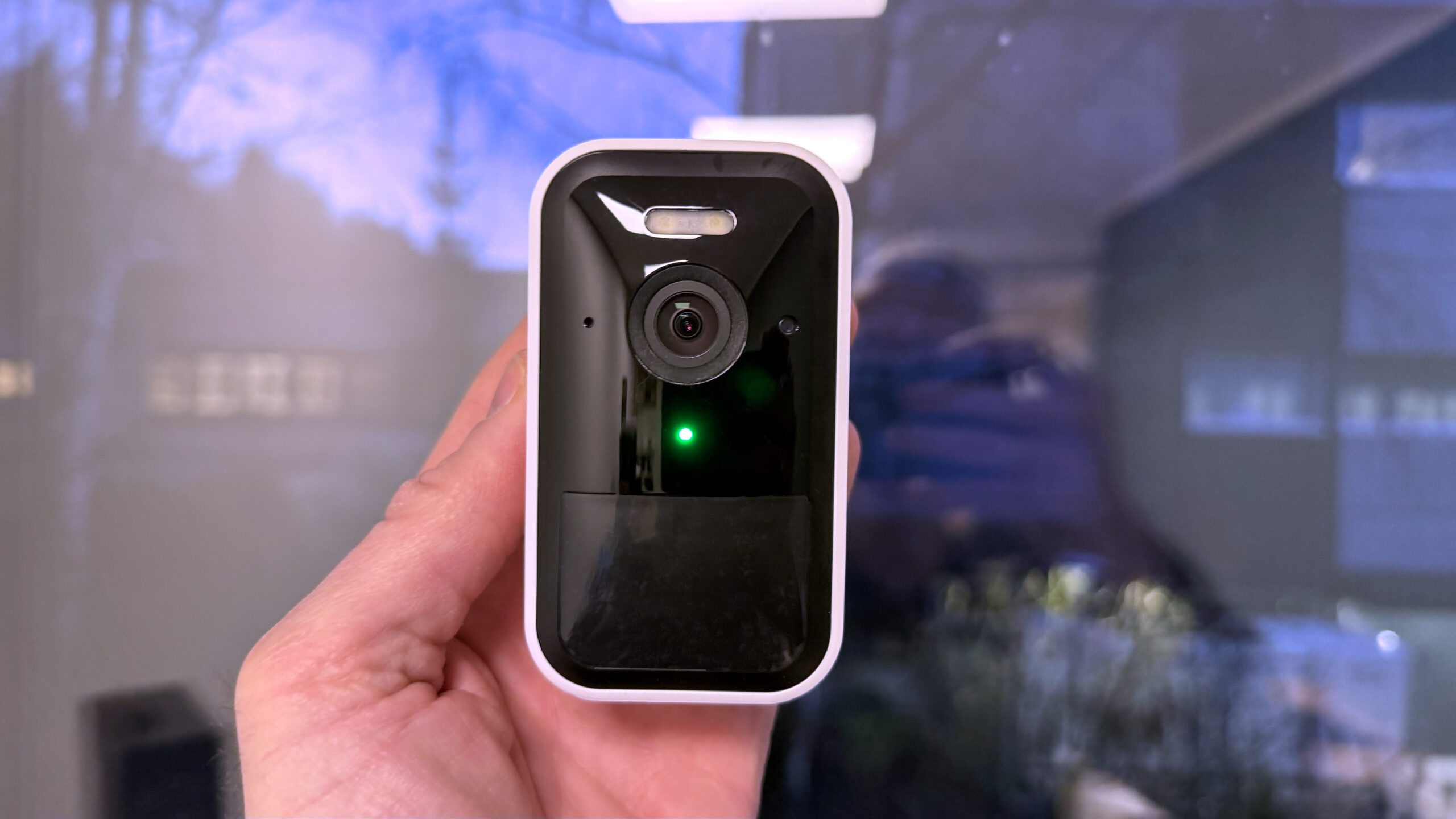 Yale Smart Outdoor Camera 2 Yale Outdoor Camera in hand GeirNordby
