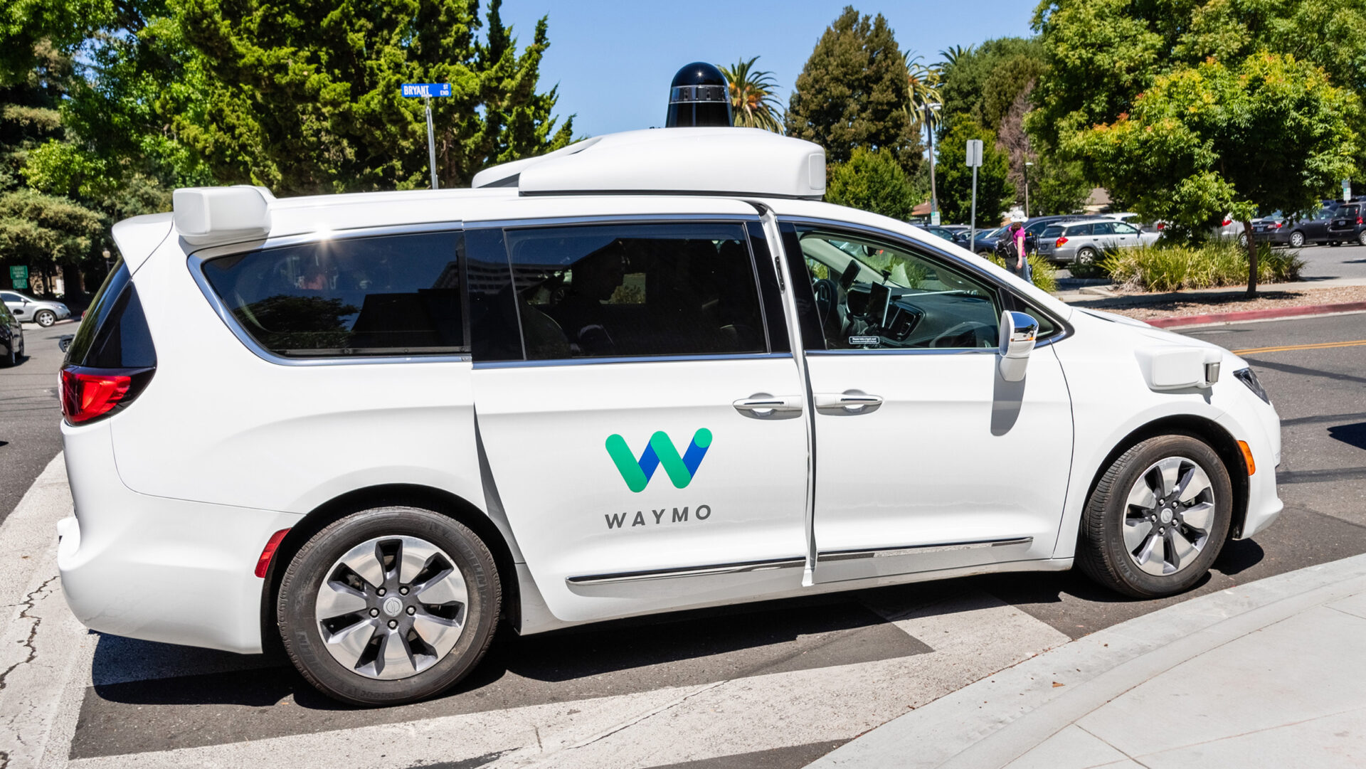 Waymo vil betale deg for å lukke bildøren for roboten