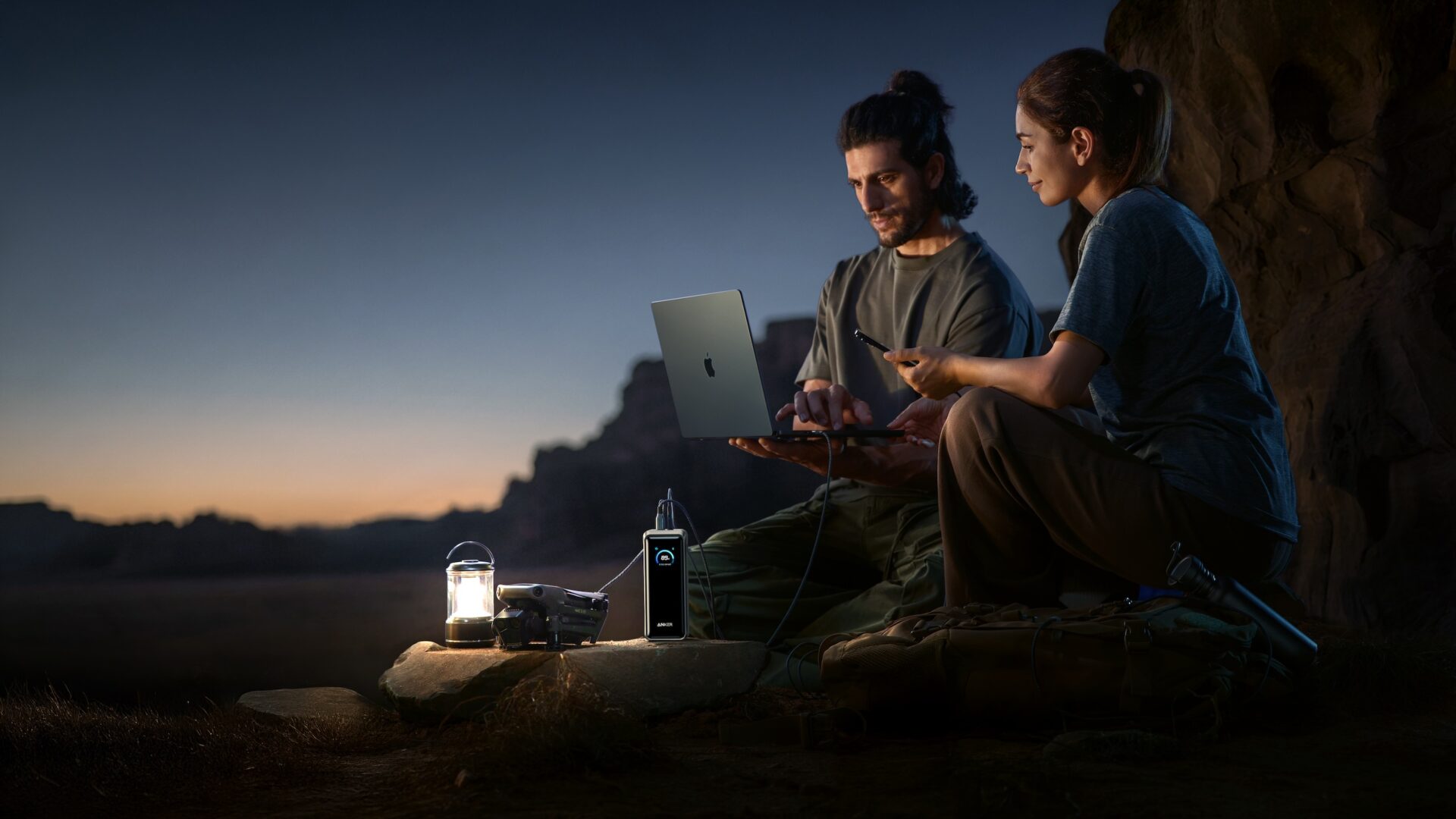 Lad to MacBooks samtidig: Ny powerbank leverer 300 W