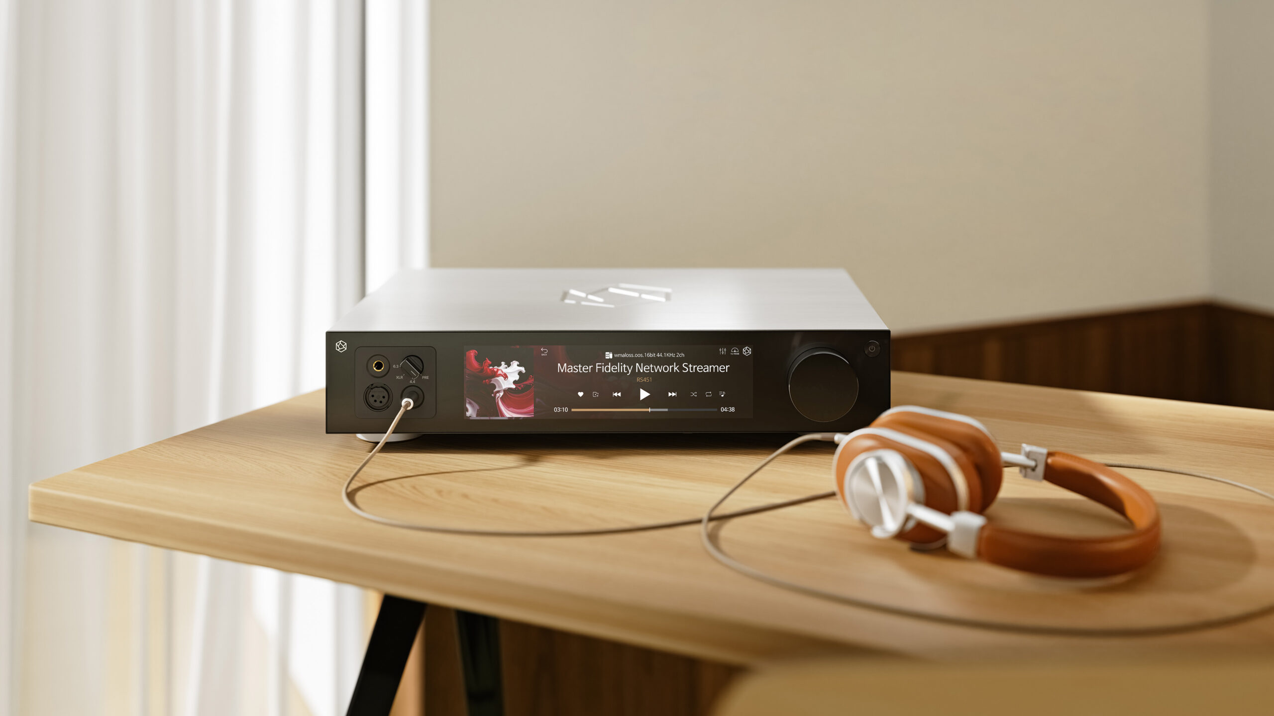 HiFi Rose RS451 3 HiFi Rose RS451 & headphones