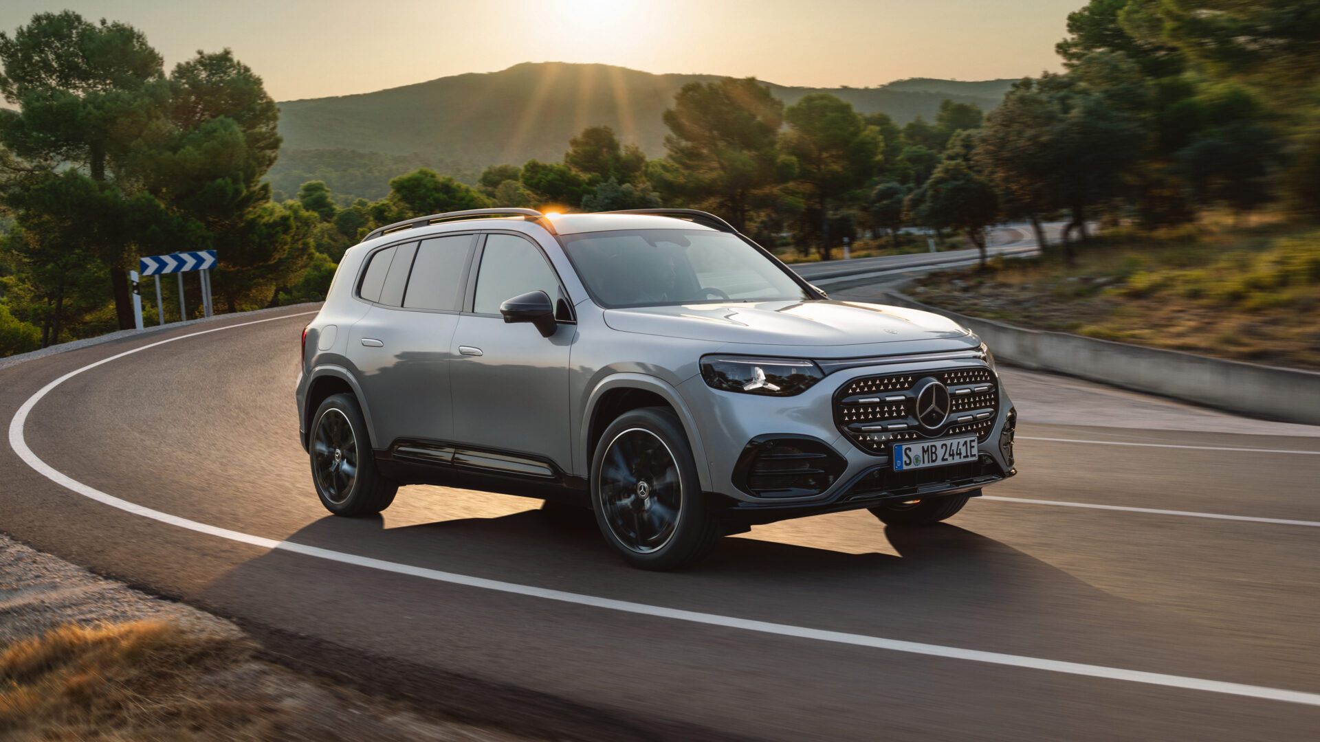 Mercedes GLB: Lader 260 km på 10 min, med egen skjerm til passasjeren