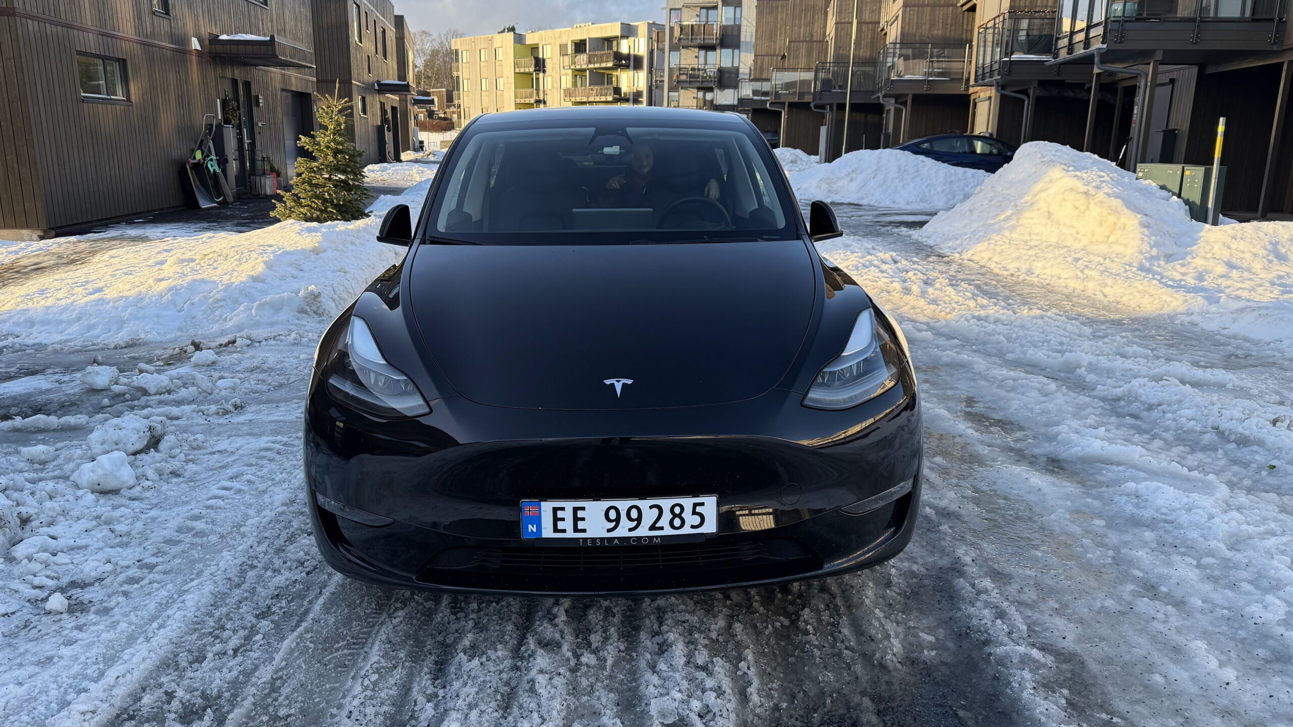 Teslaen din lærer seg å komme løs fra snø og gjørme 2 Tesla Model Y Performance front
