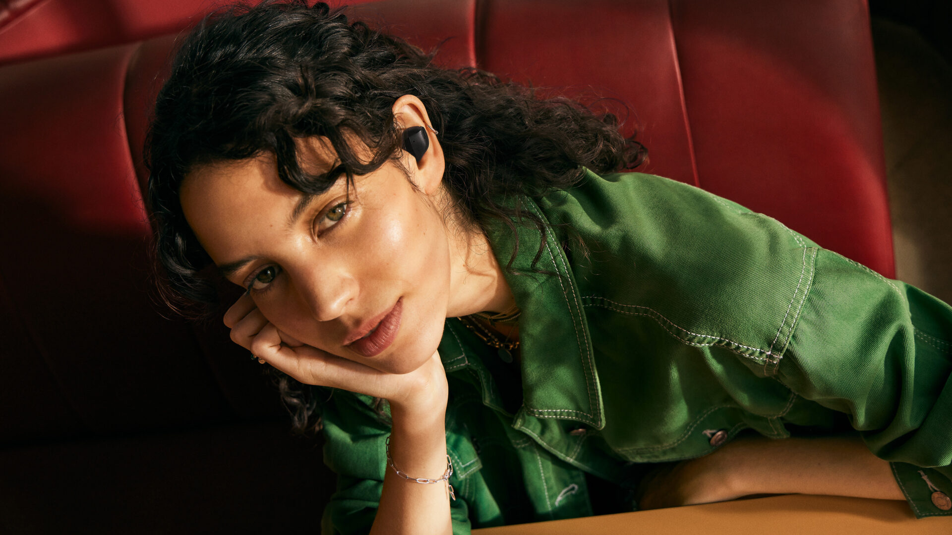 Sennheiser ACCENTUM_True_Wireless_Black_Lifestyle_Female