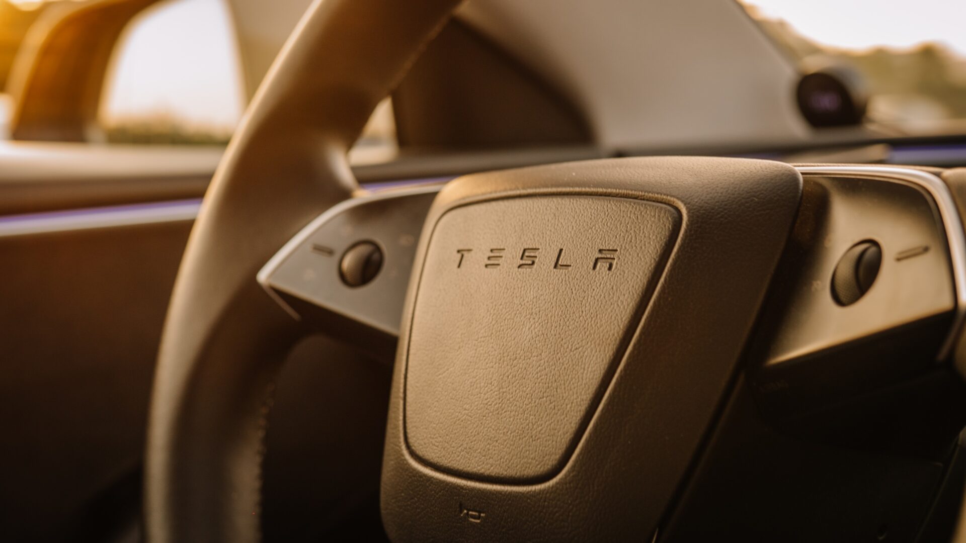 Derfor har Teslaen din fortsatt ikke CarPlay