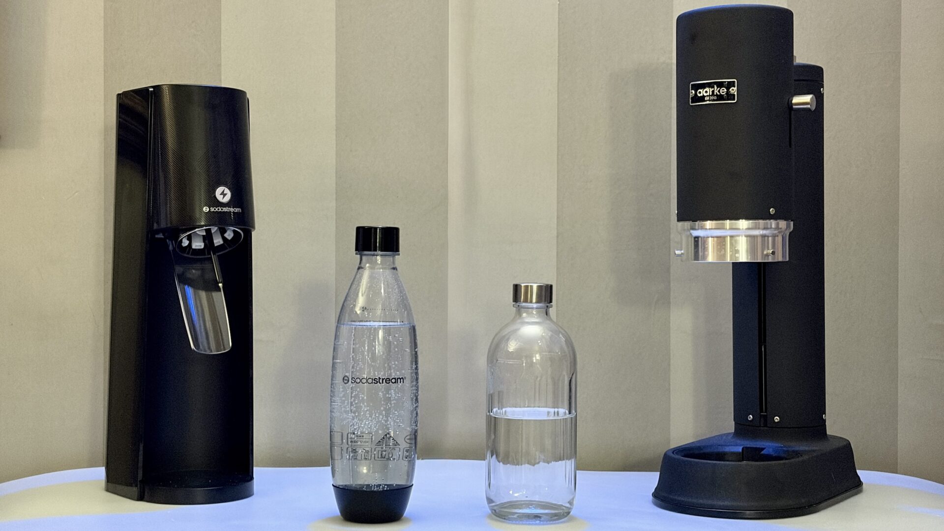 Aarke Carbonator Pro vs. Sodastream E-Terra 21 Aarke Carbonator Pro vs. Sodastream E-Terra 20