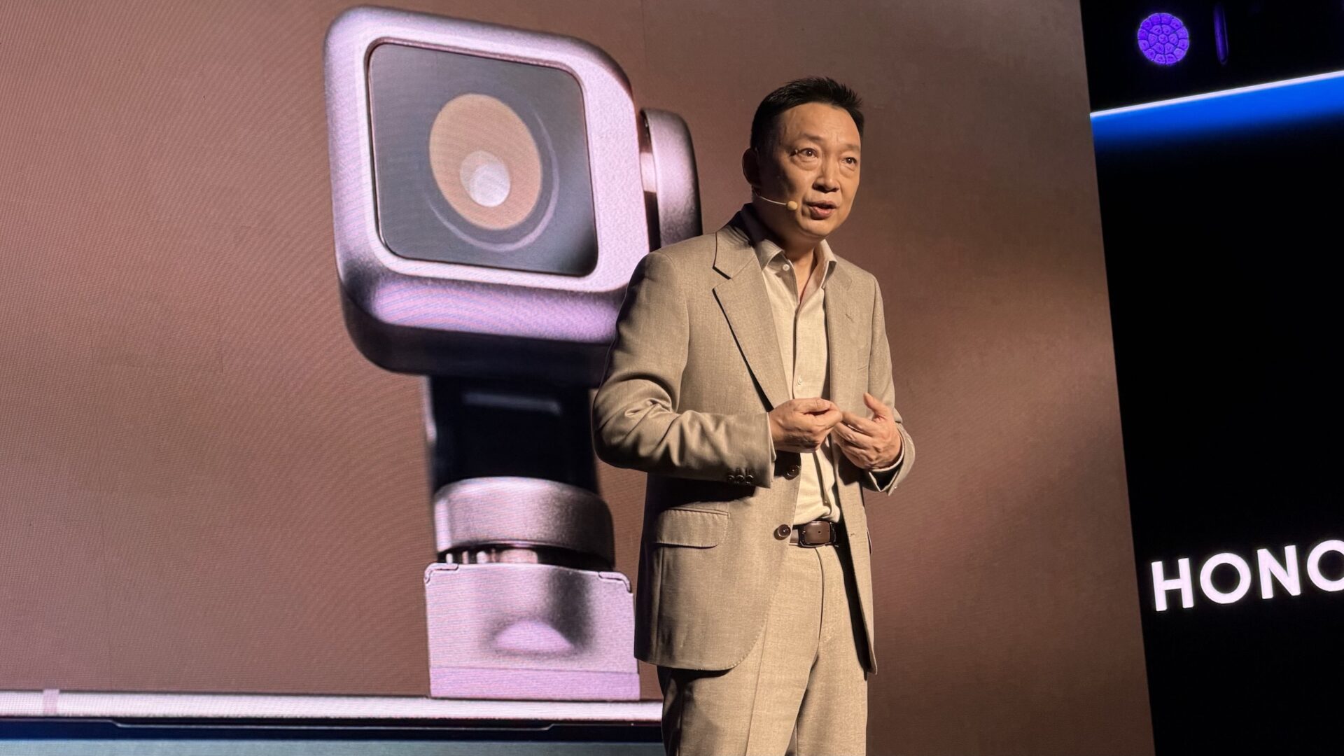 MWC 2026: Honor viser frem smarttelefon med KI-kontrollert robotkamera