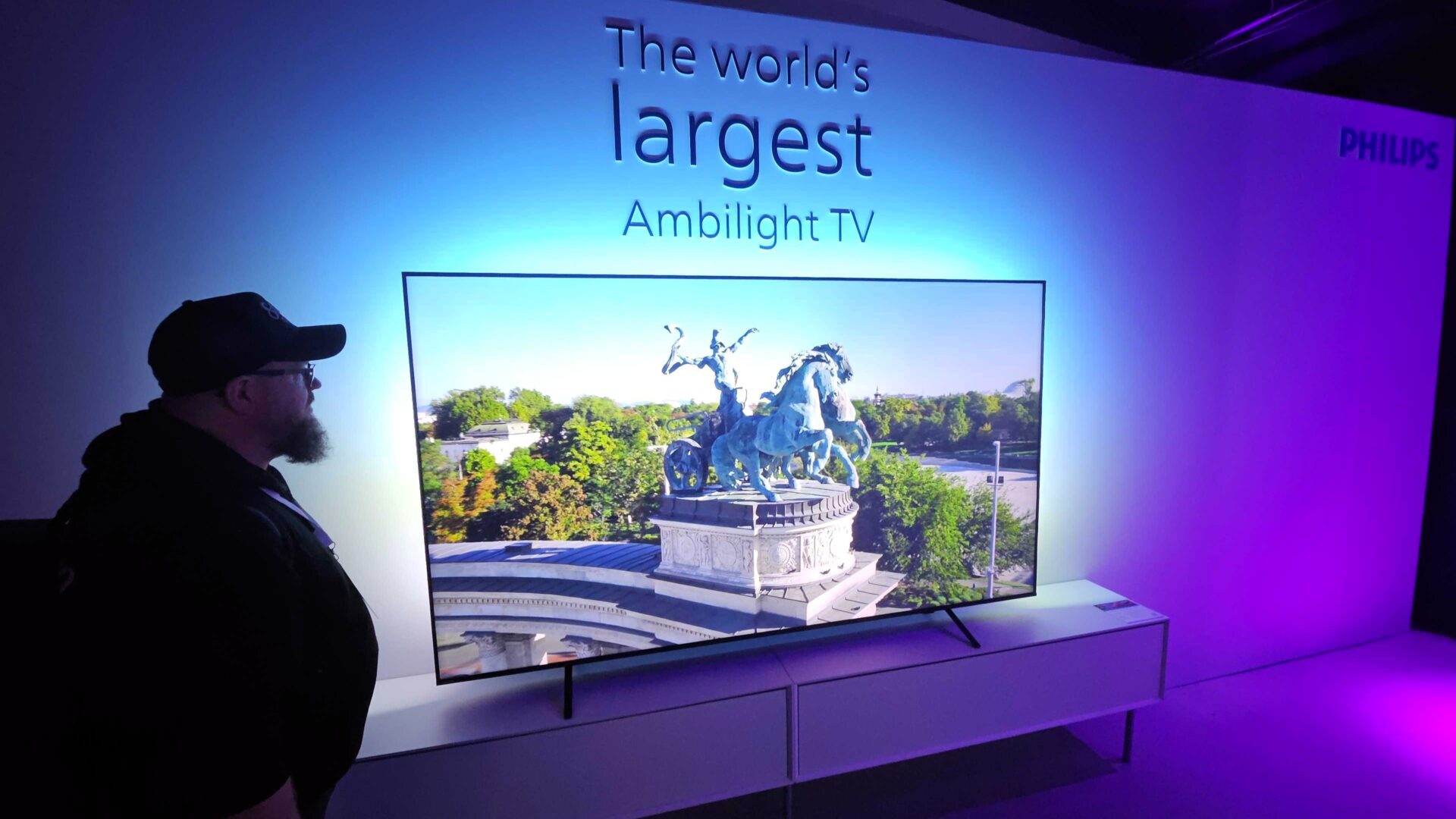 Philips lanserer deres første RGB MiniLED og QLED-TV i opptil 100 tommer