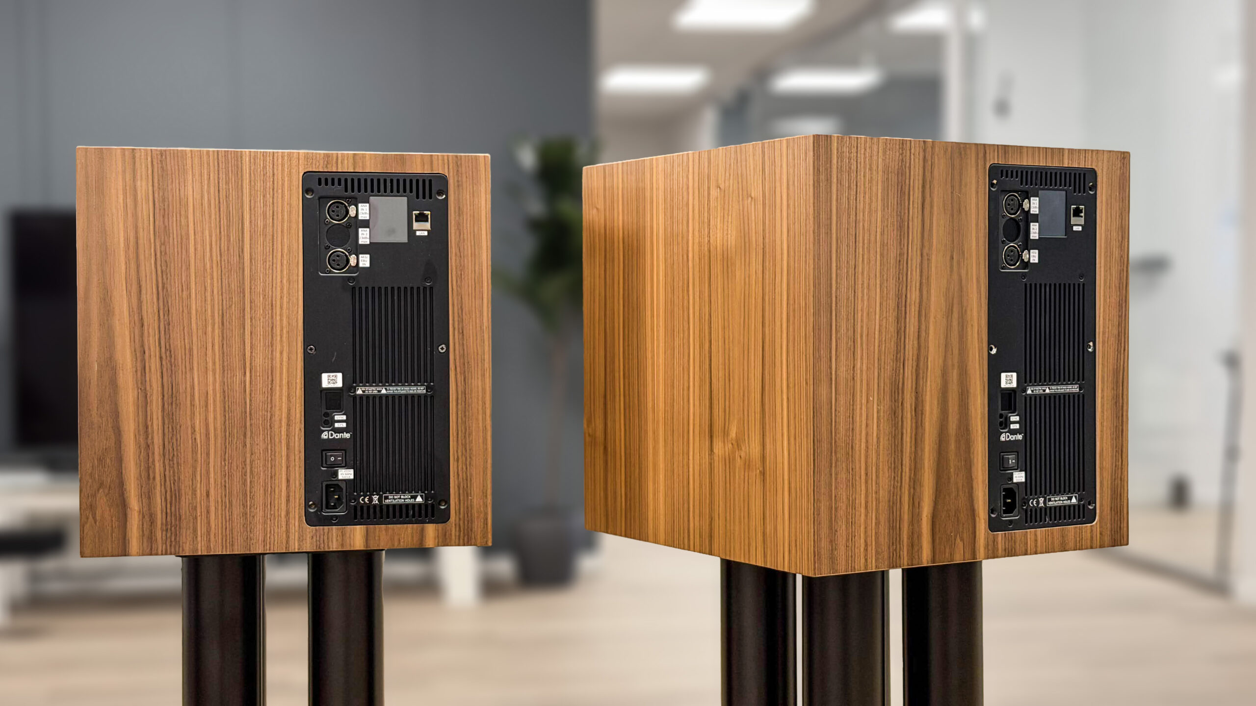 Baksiden av A-HA A5-paret på stativ, med svart koblingspanel for analoge og digitale innganger.