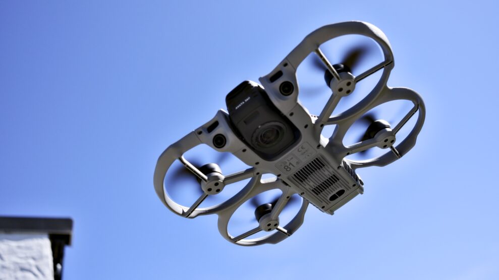 DJI Avata 360 Fly More Combo 1 DJI Avata 360 i luften.