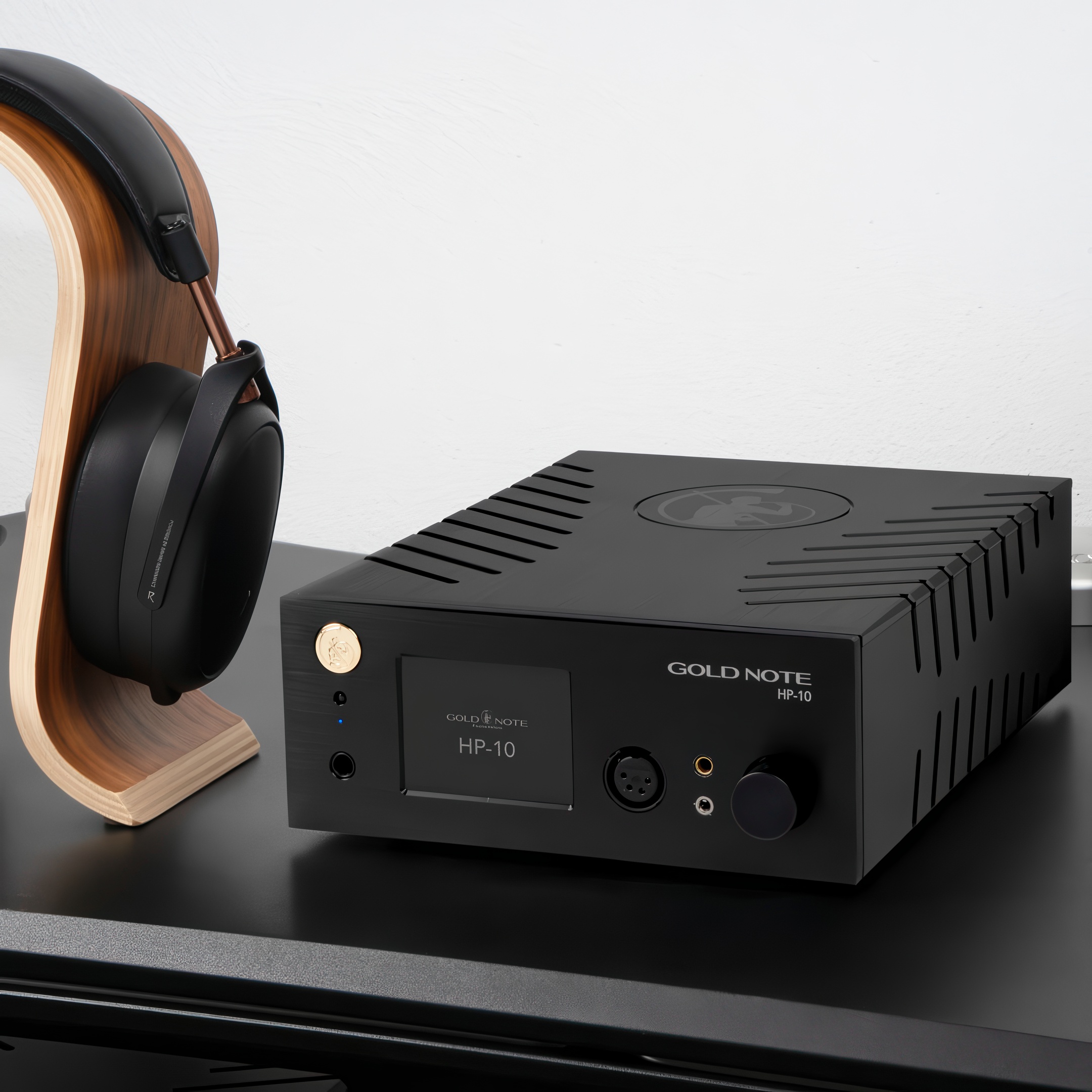 Gold Note HP-10 Deluxe 1 GoldNote_HP-10 with headphones