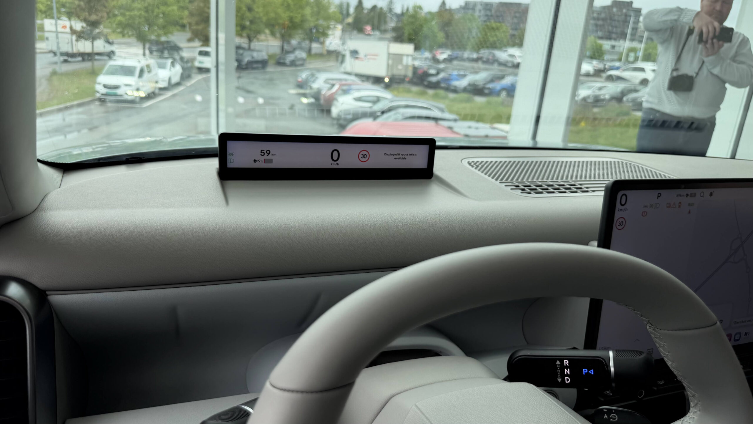 Ioniq 3: Urban elbil med smart teknologi 3 Nærbilde av den smale skjermstripen i Ioniq 3 bak rattet, som erstatter head-up-display og viser fart, hastighet og fartsgrense 30.