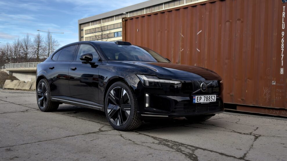 Volvo ES90 er en fem meter lang bil.