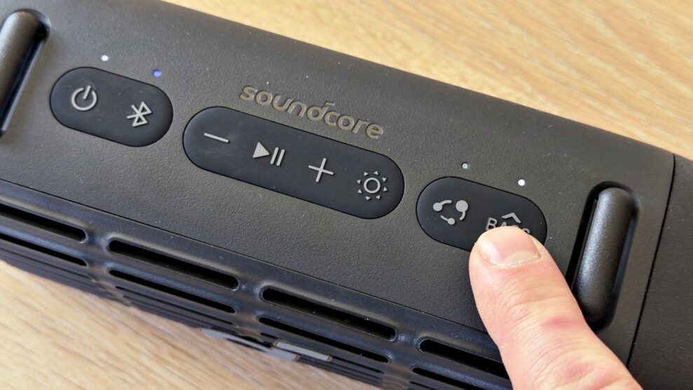 Soundcore Boom 3i 2 Betjening av Soundcore Boom 3i
