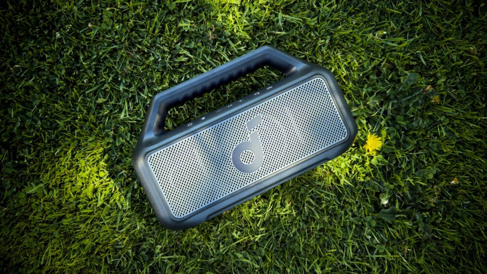 Soundcore Boom 2 5 Soundcore Boom 2 liggende på gresset i parken