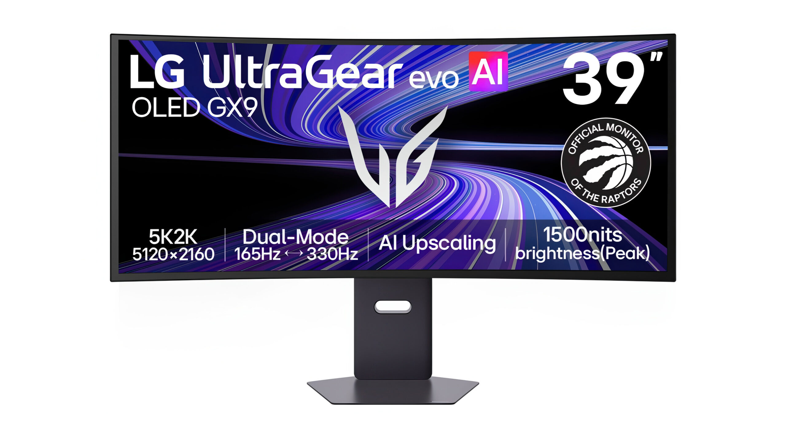 LG GX9: 5K og 330 Hz i samme skjerm 1 Frontvisning av LG UltraGear evo AI OLED GX9 mot hvit bakgrunn. På skjermen vises produktnavnet sammen med fire spesifikasjonsfelt: 5K2K 5120x2160, Dual-Mode 165 Hz / 330 Hz, AI Upscaling og 1500 nits topplysstyrke. Øverst til høyre er et merke som viser at skjermen er offisiell skjerm for NBA-laget Toronto Raptors.