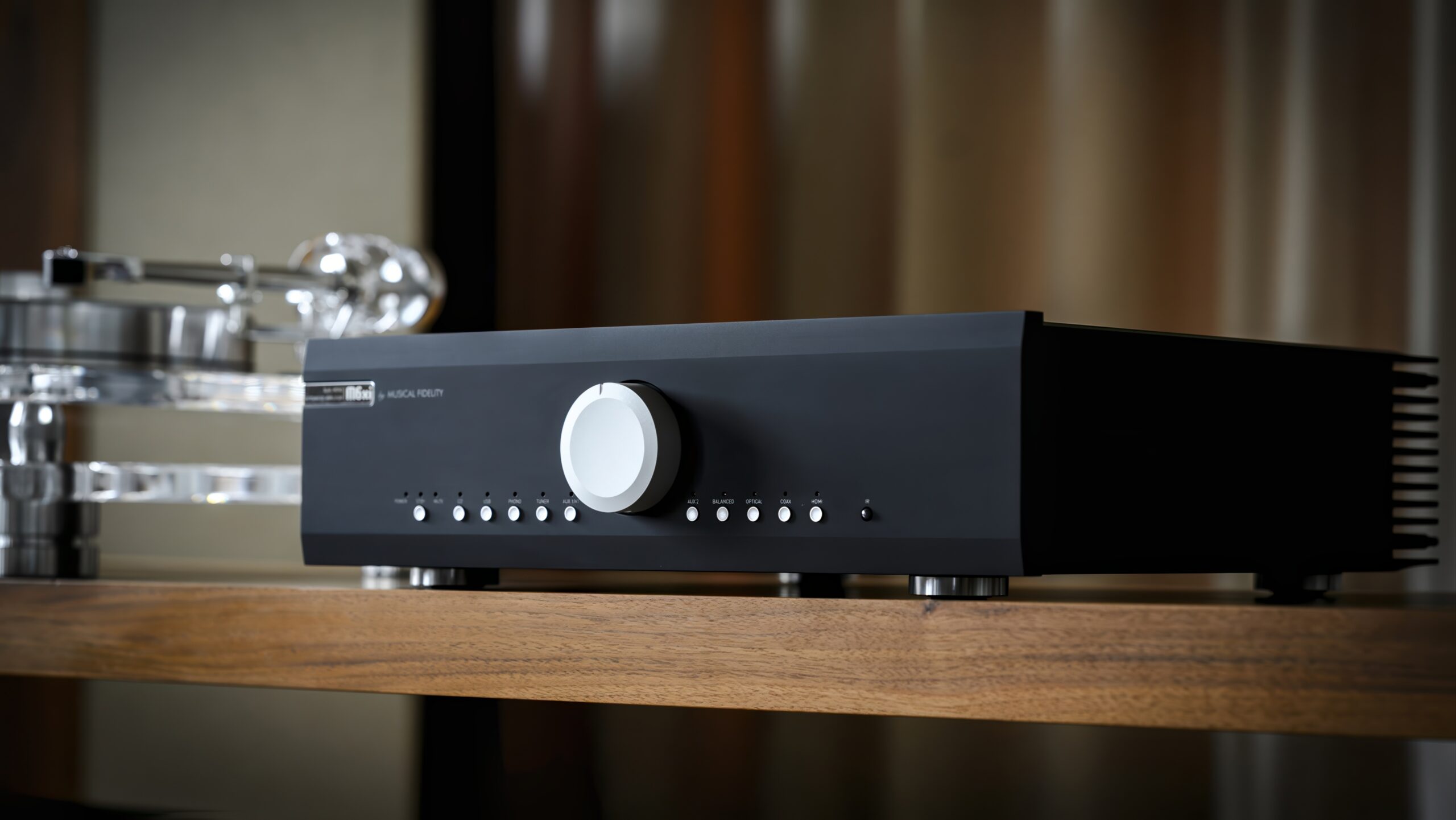 Musical Fidelity M5xi og M6xi: Stueklare forsterkere med HDMI 4 MF-M6xi-Black-lifestyle-8.jpg