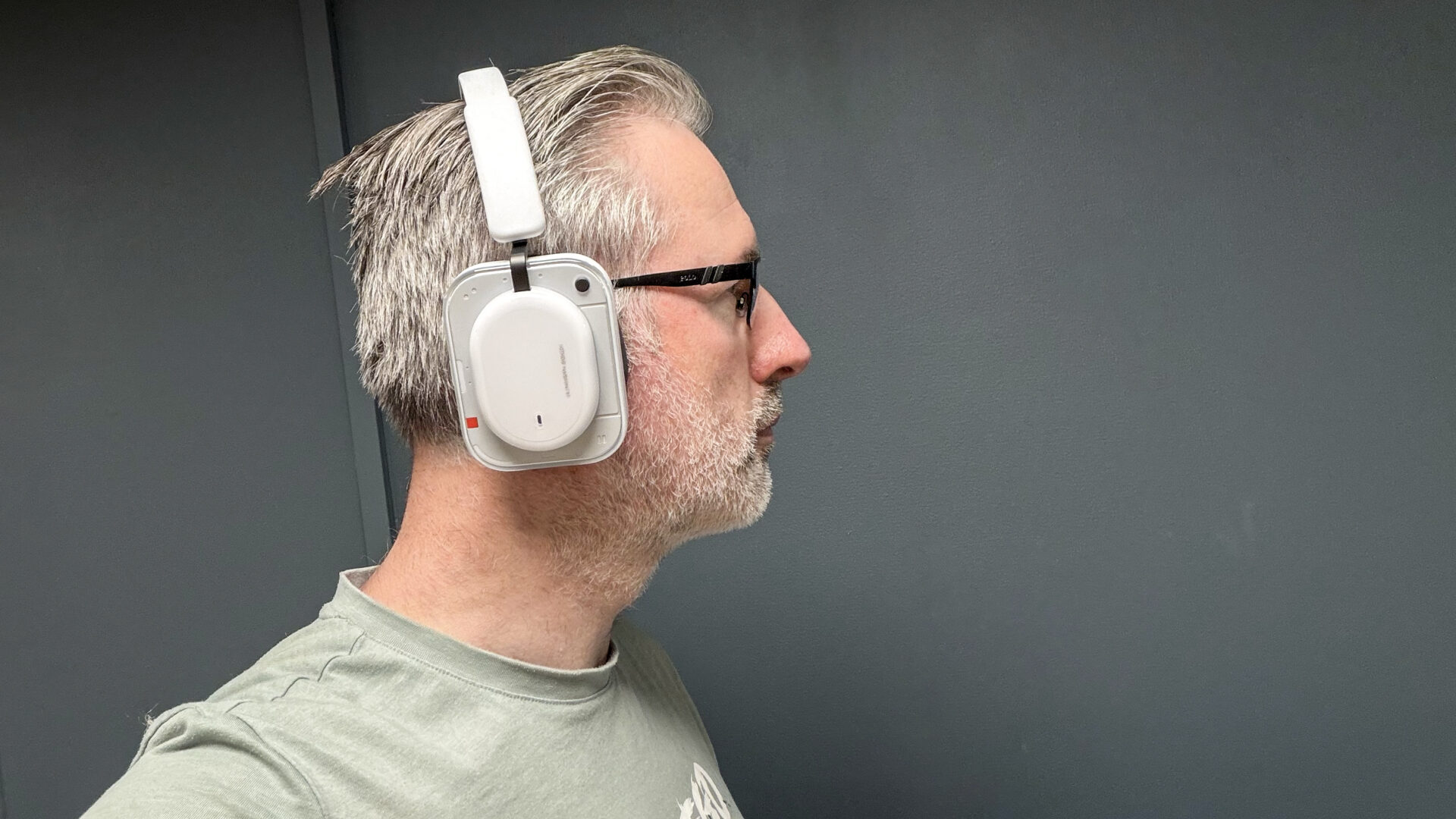 Nothing Headphone (a) 11 Geir Gråbein Nordby med hvite Nothing Headphone (a) sett fra siden