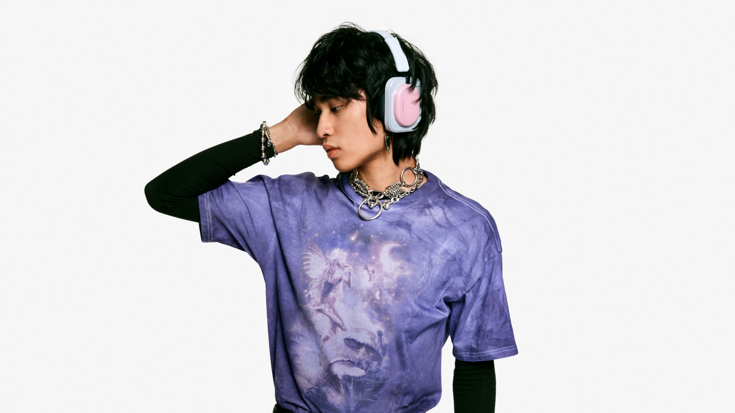 Nothing Headphone (a) 4 Gutt av asiatisk utseende, med hvite Nothing Headphone (a) og hånden hvilende mot øreklokken